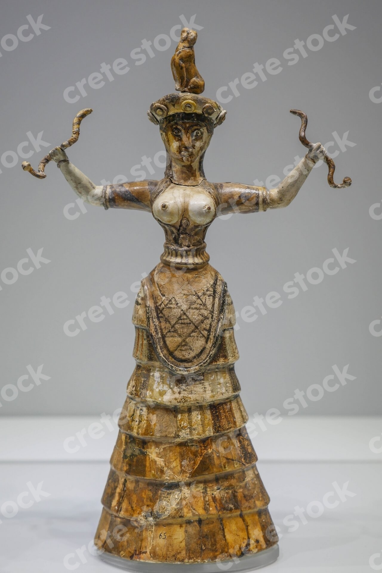 ancient-minoan-statue-snake-goddess-in-archaeological-museum-of-heraklion