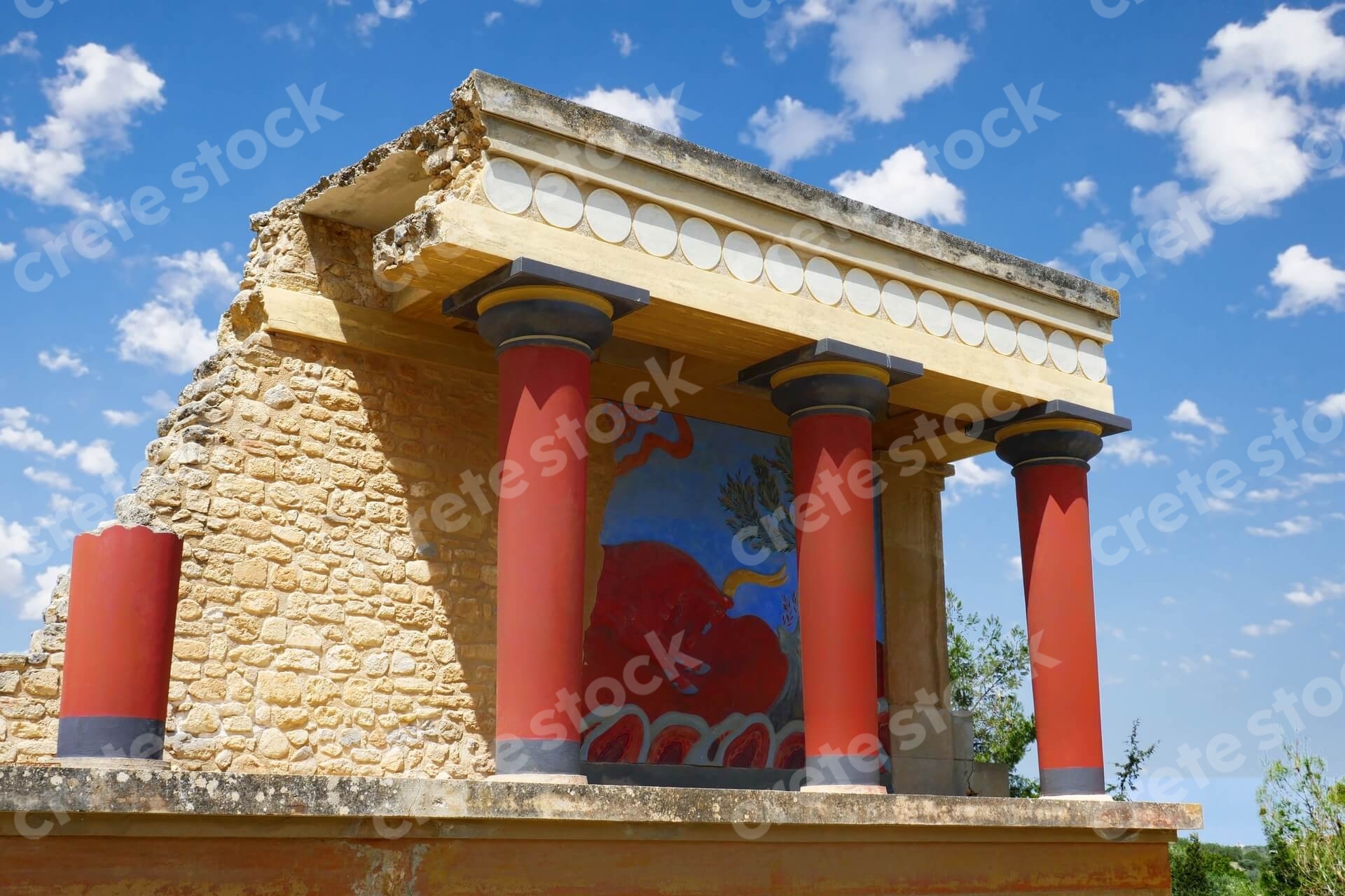 knossos-palace-archaeological-site-in-heraklion