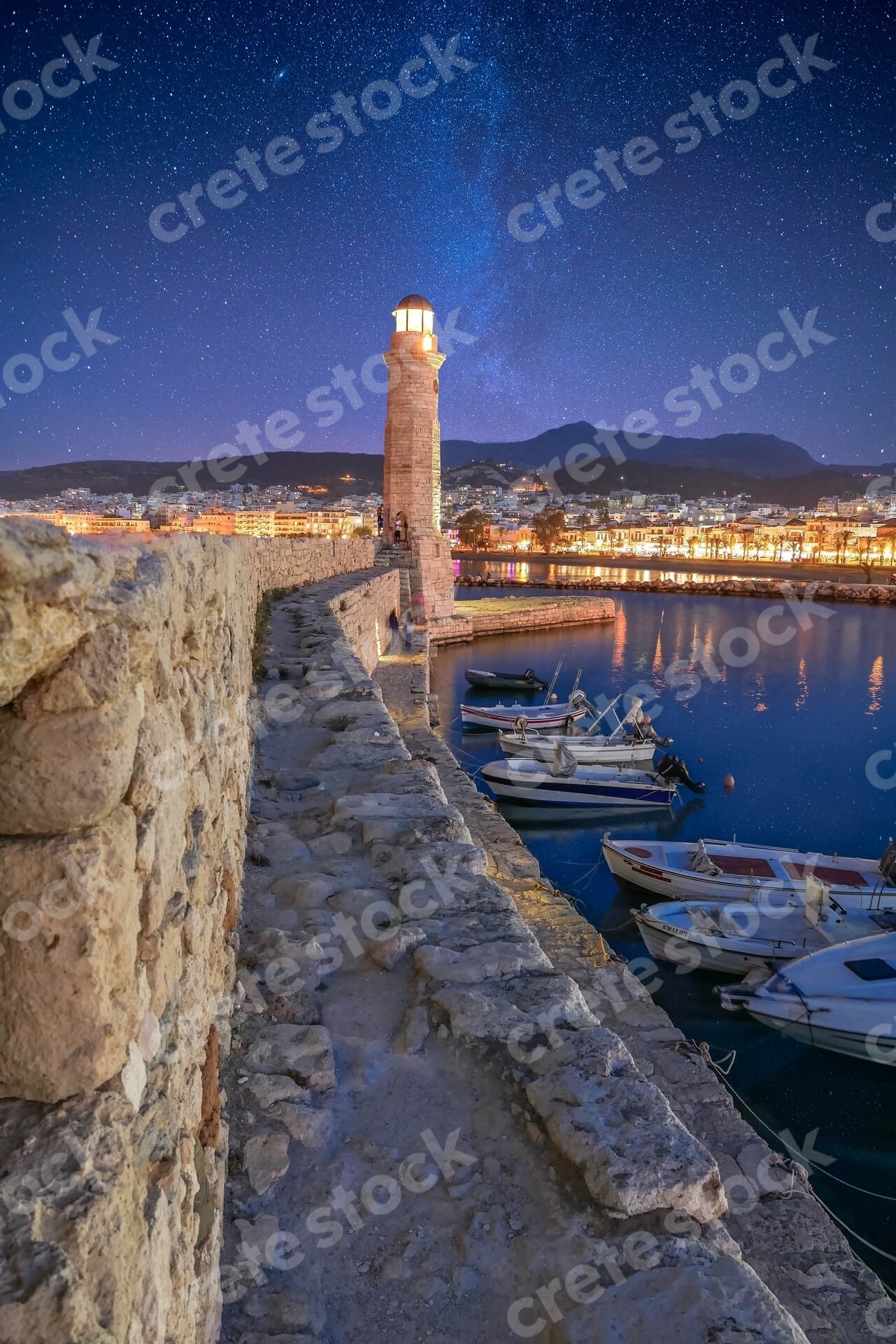 starry-night-at-venetian-old-port-in-rethymno